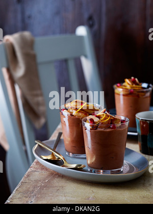 Table avec une mousse au chocolat et poires à la vanille Banque D'Images