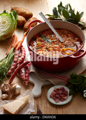 Nature morte à la casserole de soupe minestrone et ingrédients Banque D'Images