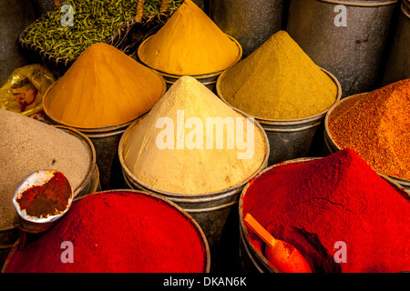 D'Épices colorées en décrochage la médina (vieille ville), Fès, Maroc Banque D'Images