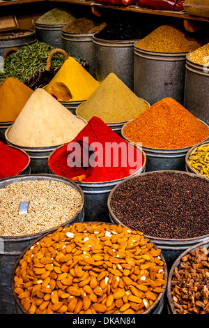 D'Épices colorées en décrochage la médina (vieille ville), Fès, Maroc Banque D'Images