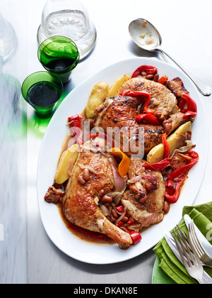 Assiette de poulet espagnol avec des pommes de terre, le poivron et les haricots Banque D'Images