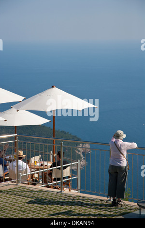 Dubrovnik, Croatie. Une vue de la cafe et plate-forme d'observation sur l'AREP Hill donnant sur la mer Adriatique Banque D'Images