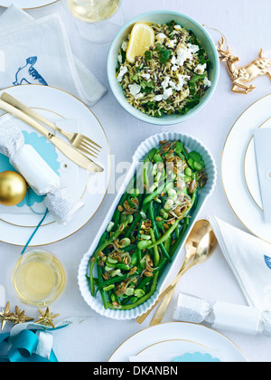 Des plats de l'orzo au citron et de haricots verts sur table décoration Banque D'Images