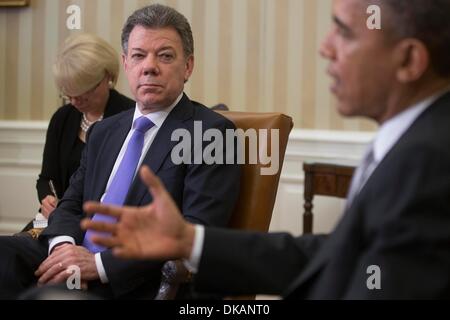 Washington, DC, USA. 19Th Mar, 2013. Le président Juan Manuel Santos de la Colombie, à gauche, à l'écoute que le président des États-Unis Barack Obama parle dans le bureau ovale de la Maison Blanche à Washington, DC, États-Unis, le mardi, 3 décembre 2013. Obama et Santos, a déclaré que l'accord de libre-échange qui sont entrées en vigueur l'année dernière a été une aubaine pour les deux pays et que les relations sont à un haut point. Crédit : Andrew Harrer / Piscine via CNP/dpa/Alamy Live News Banque D'Images