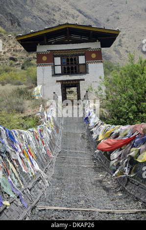 Pont des chaînes de fer situé près de Tachog Lhakhang temple Dzong. Paro, Bhoutan Banque D'Images