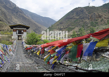 Pont des chaînes de fer situé près de Tachog Lhakhang temple Dzong. Paro, Bhoutan Banque D'Images