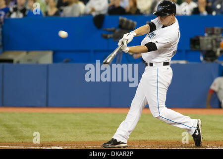 21 septembre 2011 - Toronto, Ontario, Canada - Toronto Blue Jays frappeur désigné David Cooper (30) en action contre les Angels de Los Angeles. Le Los Angeles Angels a défait les Blue Jays de Toronto 7 - 2 au Rogers Centre, Toronto (Ontario). (Crédit Image : © Keith Hamilton/ZUMAPRESS.com) Southcreek/mondial Banque D'Images