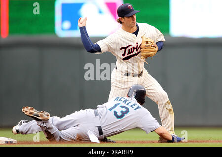 22 septembre 2011 - Minneapolis, Minnesota, États-Unis - le deuxième but des Twins de Minnesota BRIAN DINKELMAN (26) force de Seattle Mariners le deuxième but DUSTIN ACKLEY (13) dans la partie supérieure de la troisième manche au Mariners de Seattle contre Minnesota Twins match de baseball à champ cible. Les Twins du Minnesota a gagné le match 3-2. (Crédit Image : © Steve/Kotvis ZUMAPRESS.com) Southcreek/mondial Banque D'Images