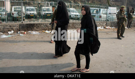 Srinagar, Cachemire indien04 décembre 2013 Les femmes musulmanes du cachemire à pied passé à côté des policiers indiens au cours de fouilles dans la région de Srinagar, la capitale d'été du Cachemire indien. Sécurité élevée a été intensifiée à Srinagar après l'agent de police a été tué et deux de ses collègues blessés alors qu'ils patrouillaient dans un marché en ville chadoora budgam 25km de district (16miles) de Srinagar. (Sofi Suhail/ Alamy Live News) Banque D'Images