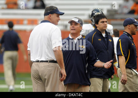 24 septembre 2011 - Syracuse, New York, États-Unis - Toledo Rockets entraîneur-chef Tim Beckman (à droite) parle avec Syracuse Orange entraîneur en chef Doug Marrone durant la pré-jeu warm-ups au Carrier Dome à Syracuse, New York. Toledo et Syracuse sont entrés dans les vestiaires à égalité à 13. (Crédit Image : © Michael Johnson/ZUMAPRESS.com) Southcreek/mondial Banque D'Images