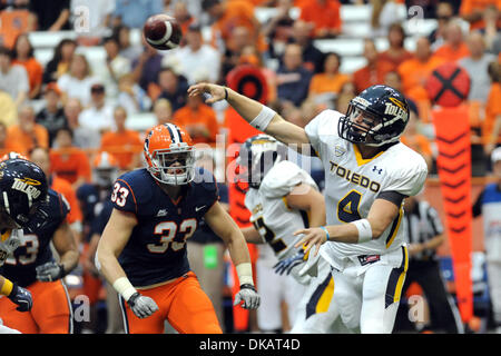 24 septembre 2011 - Syracuse, New York, États-Unis - Toledo Rockets quarterback Austin Dantin (4) lance le champ passer vers le bas dans le premier trimestre à l'égard de l'Orange de Syracuse au Carrier Dome à Syracuse, New York. Toledo et Syracuse sont entrés dans les vestiaires à égalité à 13. (Crédit Image : © Michael Johnson/ZUMAPRESS.com) Southcreek/mondial Banque D'Images