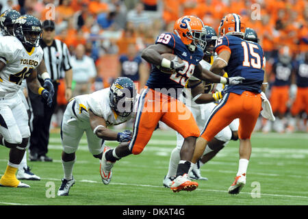 24 septembre 2011 - Syracuse, New York, États-Unis - Syracuse Orange d'utiliser de nouveau Serge Thériault Bailey (29) sprints, champ hors de la portée de la défense de Tolède au premier trimestre au Carrier Dome à Syracuse, New York. Toledo et Syracuse sont entrés dans les vestiaires à égalité à 13. (Crédit Image : © Michael Johnson/ZUMAPRESS.com) Southcreek/mondial Banque D'Images