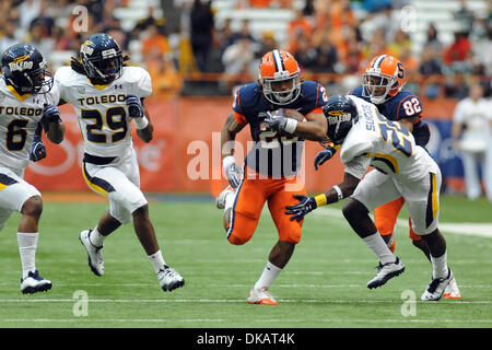 24 septembre 2011 - Syracuse, New York, États-Unis - Syracuse Orange d'utiliser de nouveau Prince-Tyson crique (23) depuis l'éclatement des fusées Toledo Keith évoluait Suggs (26) au deuxième trimestre à la Carrier Dome à Syracuse, New York. Toledo et Syracuse sont entrés dans les vestiaires à égalité à 13. (Crédit Image : © Michael Johnson/ZUMAPRESS.com) Southcreek/mondial Banque D'Images