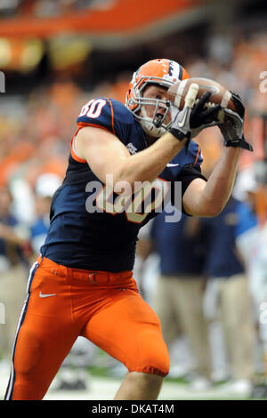 24 septembre 2011 - Syracuse, New York, États-Unis - Syracuse Orange tight end Nick Provo (80) parcours au deuxième trimestre touche vers le bas contre le Toledo Rockets au Carrier Dome à Syracuse, New York. Toledo et Syracuse sont entrés dans les vestiaires à égalité à 13. (Crédit Image : © Michael Johnson/ZUMAPRESS.com) Southcreek/mondial Banque D'Images