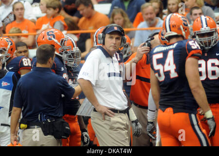 24 septembre 2011 - Syracuse, New York, États-Unis - Syracuse Orange entraîneur en chef Doug Marrone ressemble à travers le champ lors d'un deuxième quart temps en le Carrier Dome à Syracuse, New York. Toledo et Syracuse sont entrés dans les vestiaires à égalité à 13. (Crédit Image : © Michael Johnson/ZUMAPRESS.com) Southcreek/mondial Banque D'Images