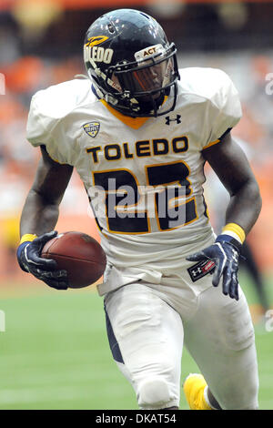 24 septembre 2011 - Syracuse, New York, États-Unis - Toledo Rockets tournant retour David Fluellen (22) exécute un-touché pour le troisième trimestre contre le toucher des roues à l'Orange de Syracuse Carrier Dome à Syracuse, New York. Syracuse défait Tolède en évolution au fil du temps 33-30. (Crédit Image : © Michael Johnson/ZUMAPRESS.com) Southcreek/mondial Banque D'Images