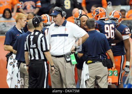 24 septembre 2011 - Syracuse, New York, États-Unis - Syracuse Orange entraîneur en chef Doug Marrone parle avec un fonctionnaire au cours de l'une à la fin du quatrième quart-temps qu'a été prise par le Toledo Rockets au Carrier Dome à Syracuse, New York. Syracuse défait Tolède en évolution au fil du temps 33-30. (Crédit Image : © Michael Johnson/ZUMAPRESS.com) Southcreek/mondial Banque D'Images