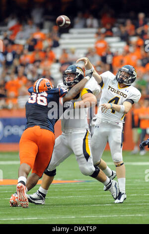 24 septembre 2011 - Syracuse, New York, États-Unis - Toledo Rockets quarterback Austin Dantin (4) lance la balle vers le bas champ pendant des heures supplémentaires à l'Carrier Dome à Syracuse, New York. Dantin's pass serait choisi comme Syracuse défait Tolède en évolution au fil du temps 33-30. (Crédit Image : © Michael Johnson/ZUMAPRESS.com) Southcreek/mondial Banque D'Images