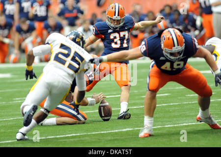 24 septembre 2011 - Syracuse, New York, États-Unis - Syracuse kicker Ross Krautman Orange (37) de la partie domaine objectif en heures supplémentaires à l'encontre de la Tolède des roquettes sur le Carrier Dome à Syracuse, New York. Syracuse défait Tolède en évolution au fil du temps 33-30. (Crédit Image : © Michael Johnson/ZUMAPRESS.com) Southcreek/mondial Banque D'Images