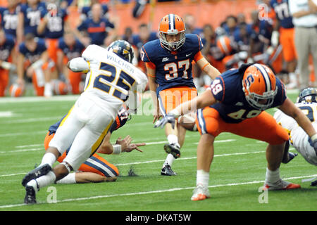 24 septembre 2011 - Syracuse, New York, États-Unis - Syracuse kicker Ross Krautman Orange (37) de la partie domaine objectif en heures supplémentaires à l'encontre de la Tolède des roquettes sur le Carrier Dome à Syracuse, New York. Syracuse défait Tolède en évolution au fil du temps 33-30. (Crédit Image : © Michael Johnson/ZUMAPRESS.com) Southcreek/mondial Banque D'Images