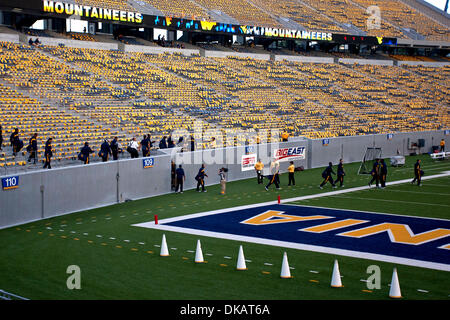 24 septembre 2011 - Morgantown, Virginie-Occidentale, États-Unis - Le West Virginia Mountaineer joueurs font leur chemin sur le terrain au stade Milan Puskar Milan de Morgantown, West Virginia avant le match contre les Tigers de LSU. (Crédit Image : © Frank Jansky/global/ZUMAPRESS.com) Southcreek Banque D'Images