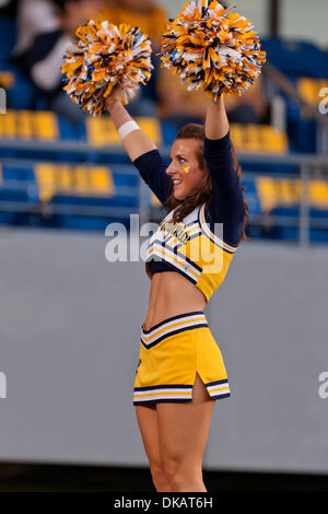 24 septembre 2011 - Morgantown, Virginie-Occidentale, États-Unis - UN West Virginia Mountaineers cheerleader sur l'écart avant le match contre les Tigers de LSU joué au Stade Milan Puskar Milan de Morgantown, West Virginia. (Crédit Image : © Frank Jansky/global/ZUMAPRESS.com) Southcreek Banque D'Images