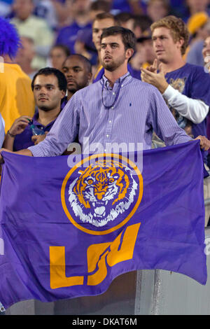 24 septembre 2011 - Morgantown, Virginie-Occidentale, États-Unis - Un ventilateur LSU Tigers dans les stands avant le match contre le West Virginia Mountaineers joué au Stade Milan Puskar Milan de Morgantown, West Virginia. (Crédit Image : © Frank Jansky/global/ZUMAPRESS.com) Southcreek Banque D'Images