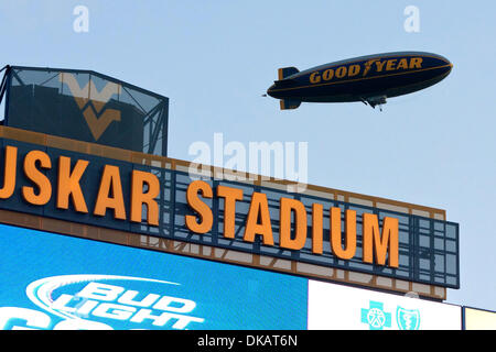 24 septembre 2011 - Morgantown, Virginie-Occidentale, États-Unis - Le dirigeable Goodyear Stade Milan Puskar Milan cercles de Morgantown, West Virginia avant le match entre les tigres et le lus Virginie de l'Mountanineers. (Crédit Image : © Frank Jansky/global/ZUMAPRESS.com) Southcreek Banque D'Images