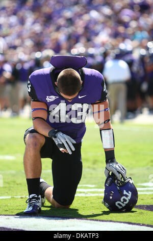 24 septembre 2011 - Fort Worth, Texas, US - TCU Horned Frogs de secondeur Tank Carder (43) prie devant son match contre les Vikings de l'état de Portland. A la mi-temps, TCU mène Portland State 24-3 au stade Amon G. Carter. (Crédit Image : © Andrew Dieb/global/ZUMAPRESS.com) Southcreek Banque D'Images