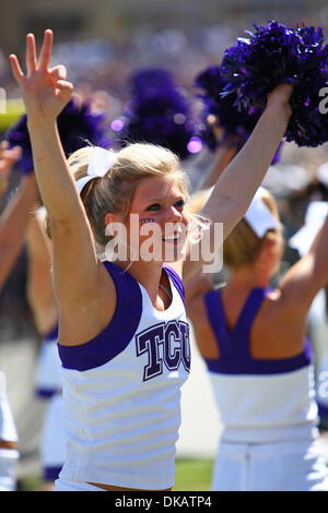 24 septembre 2011 - Fort Worth, Texas, US - TCU Horned Frog Cheerleaders au cours de l'action entre la TCU Horned Frogs et l'état de Portland Vikings. A la mi-temps, TCU mène Portland State 24-3 au stade Amon G. Carter. (Crédit Image : © Andrew Dieb/global/ZUMAPRESS.com) Southcreek Banque D'Images