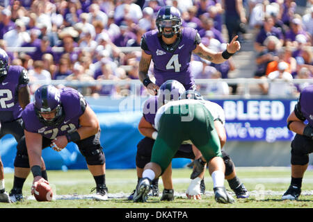 24 septembre 2011 - Fort Worth, Texas, US - TCU Horned Frogs Quarterback Casey Pachall (4) au cours de l'action entre la TCU Horned Frogs et l'état de Portland Vikings. A la mi-temps, TCU mène Portland State 24-3 au stade Amon G. Carter. (Crédit Image : © Andrew Dieb/global/ZUMAPRESS.com) Southcreek Banque D'Images