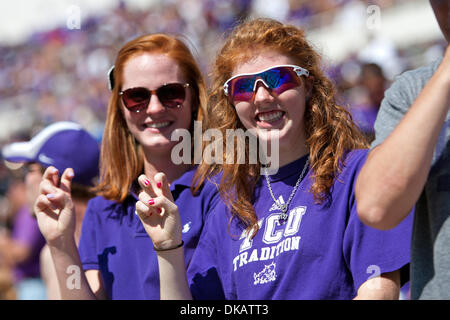 24 septembre 2011 - Fort Worth, Texas, US - TCU Horned Frogs fans cheer au cours de l'action entre la TCU Horned Frogs et l'état de Portland Vikings. TCU Horned Frogs défaite 55-13 Portland State au stade Amon G. Carter. (Crédit Image : © Andrew Dieb/global/ZUMAPRESS.com) Southcreek Banque D'Images