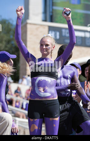 24 septembre 2011 - Fort Worth, Texas, US - TCU Horned Frogs fans cheer au cours de l'action entre la TCU Horned Frogs et l'état de Portland Vikings. TCU Horned Frogs défaite 55-13 Portland State au stade Amon G. Carter. (Crédit Image : © Andrew Dieb/global/ZUMAPRESS.com) Southcreek Banque D'Images