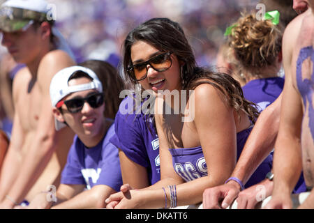 24 septembre 2011 - Fort Worth, Texas, US - TCU Horned Frogs fans cheer au cours de l'action entre la TCU Horned Frogs et l'état de Portland Vikings. TCU Horned Frogs défaite 55-13 Portland State au stade Amon G. Carter. (Crédit Image : © Andrew Dieb/global/ZUMAPRESS.com) Southcreek Banque D'Images