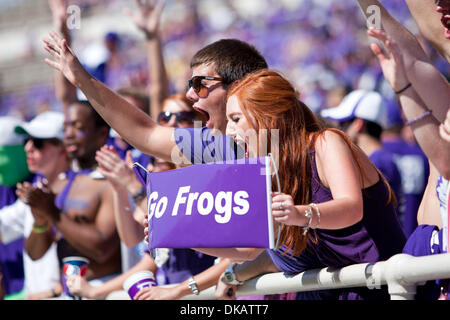 24 septembre 2011 - Fort Worth, Texas, US - TCU Horned Frogs fans cheer au cours de l'action entre la TCU Horned Frogs et l'état de Portland Vikings. TCU Horned Frogs défaite 55-13 Portland State au stade Amon G. Carter. (Crédit Image : © Andrew Dieb/global/ZUMAPRESS.com) Southcreek Banque D'Images