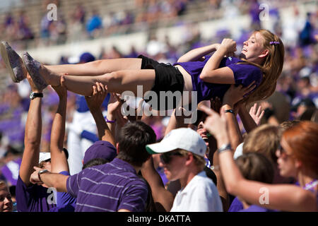 24 septembre 2011 - Fort Worth, Texas, US - TCU Horned Frogs fans cheer au cours de l'action entre la TCU Horned Frogs et l'état de Portland Vikings. TCU Horned Frogs défaite 55-13 Portland State au stade Amon G. Carter. (Crédit Image : © Andrew Dieb/global/ZUMAPRESS.com) Southcreek Banque D'Images