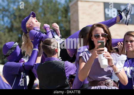 24 septembre 2011 - Fort Worth, Texas, US - TCU Horned Frogs fans cheer au cours de l'action entre la TCU Horned Frogs et l'état de Portland Vikings. TCU Horned Frogs défaite 55-13 Portland State au stade Amon G. Carter. (Crédit Image : © Andrew Dieb/global/ZUMAPRESS.com) Southcreek Banque D'Images