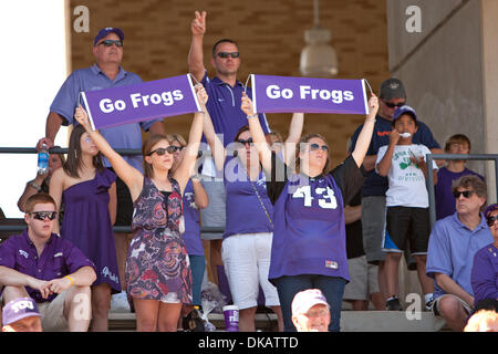 24 septembre 2011 - Fort Worth, Texas, US - TCU Horned Frogs fans cheer au cours de l'action entre la TCU Horned Frogs et l'état de Portland Vikings. TCU Horned Frogs défaite 55-13 Portland State au stade Amon G. Carter. (Crédit Image : © Andrew Dieb/global/ZUMAPRESS.com) Southcreek Banque D'Images