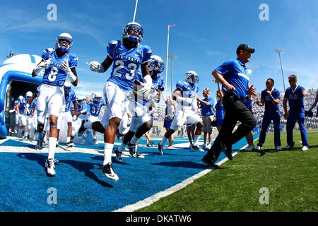 24 septembre 2011 - Colorado Springs, Colorado, États-Unis - Air Force Falcons entraîneur en chef Troy Calhoun mène son équipe sur le terrain au début de la partie. Air Force a accueilli au stade de l'État du Tennessee Falcon à Colorado Springs, CO (Image Crédit : © Isaiah Downing/global/ZUMApress.com) Southcreek Banque D'Images