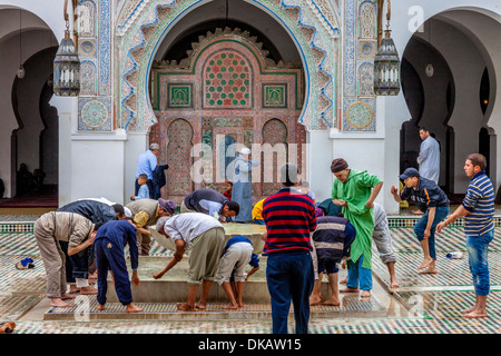 Les hommes de se laver avant la prière, mosquée de Kairaouine (Al-Karaouine) , FES, Maroc Banque D'Images