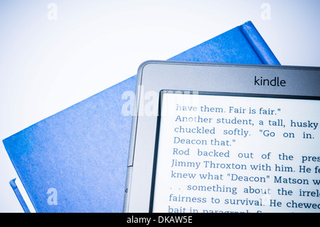 E-Book Reader Kindle, couché sur un livre Banque D'Images