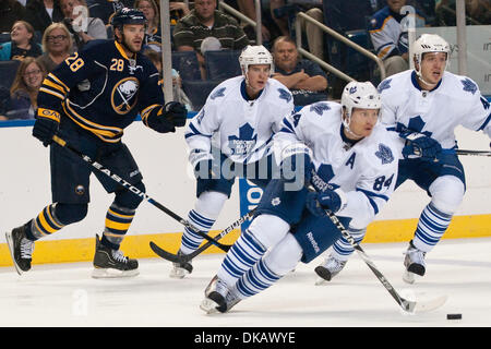 24 septembre 2011 - Buffalo, New York, États-Unis - Maple Leafs de Toronto Mikhail Grabovski centre (# 84) Patins à la rondelle lors d'un match pré-saison contre les Sabres de Buffalo au First Niagara Center. Buffalo a gagné le match 3-2. (Crédit Image : © Mark Konezny/ZUMAPRESS.com) Southcreek/mondial Banque D'Images