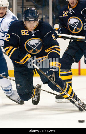 24 septembre 2011 - Buffalo, New York, États-Unis - Sabres de Buffalo aile gauche Marcus Foligno (# 82) contrôle la rondelle dans un match pré-saison contre les Maple Leafs de Toronto au First Niagara Center. Buffalo a gagné le match 3-2. (Crédit Image : © Mark Konezny/ZUMAPRESS.com) Southcreek/mondial Banque D'Images