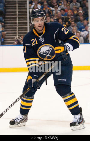 24 septembre 2011 - Buffalo, New York, États-Unis - Sabres de Buffalo a appelé l'aile droite (# 21) en action lors d'un match pré-saison contre les Maple Leafs de Toronto au First Niagara Center. Buffalo a gagné le match 3-2. (Crédit Image : © Mark Konezny/ZUMAPRESS.com) Southcreek/mondial Banque D'Images