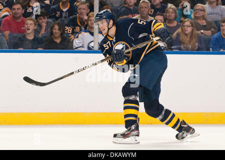 24 septembre 2011 - Buffalo, New York, États-Unis - le défenseur des Sabres de Buffalo Tyler Myers (# 57) en action lors d'un match pré-saison contre les Maple Leafs de Toronto au First Niagara Center. Buffalo a gagné le match 3-2. (Crédit Image : © Mark Konezny/ZUMAPRESS.com) Southcreek/mondial Banque D'Images