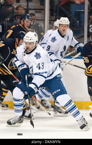 24 septembre 2011 - Buffalo, New York, États-Unis - centre Maple Leafs de Toronto Nazem Kadri (# 43) Patins à la rondelle lors d'un match pré-saison contre les Sabres de Buffalo au First Niagara Center. Buffalo a gagné le match 3-2. (Crédit Image : © Mark Konezny/ZUMAPRESS.com) Southcreek/mondial Banque D'Images