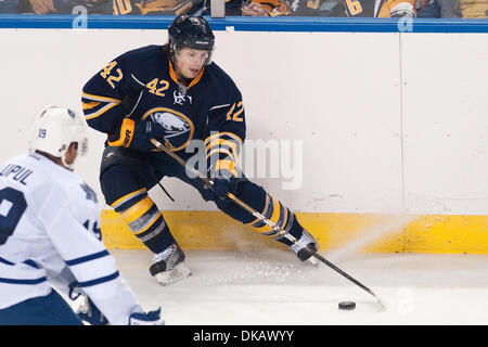 24 septembre 2011 - Buffalo, New York, États-Unis - Sabres de Buffalo aile gauche Nathan Gerbe (# 42) patins avec la rondelle dans un match pré-saison contre les Toronto Maple au First Niagara Center. Buffalo a gagné le match 3-2. (Crédit Image : © Mark Konezny/ZUMAPRESS.com) Southcreek/mondial Banque D'Images