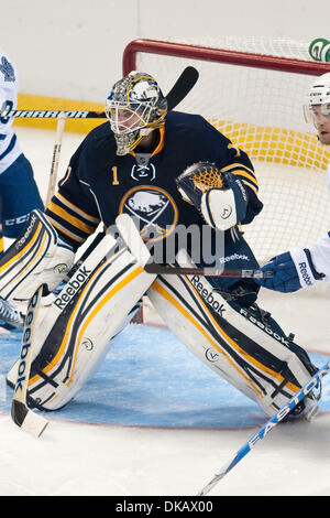 24 septembre 2011 - Buffalo, New York, États-Unis - Sabres de Buffalo gardien Jhonas Enroth (# 1) en action lors d'un match pré-saison contre les Maple Leafs de Toronto au First Niagara Center. Buffalo a gagné le match 3-2. (Crédit Image : © Mark Konezny/ZUMAPRESS.com) Southcreek/mondial Banque D'Images