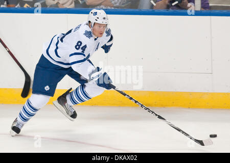 24 septembre 2011 - Buffalo, New York, États-Unis - Maple Leafs de Toronto Mikhail Grabovski centre (# 84) Patins à la rondelle lors d'un match pré-saison contre les Sabres de Buffalo au First Niagara Center. Buffalo a gagné le match 3-2. (Crédit Image : © Mark Konezny/ZUMAPRESS.com) Southcreek/mondial Banque D'Images