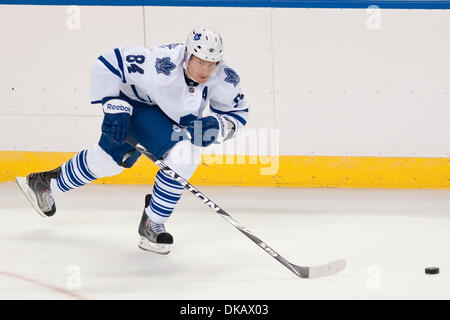 24 septembre 2011 - Buffalo, New York, États-Unis - Maple Leafs de Toronto Mikhail Grabovski centre (# 84) Patins à la rondelle lors d'un match pré-saison contre les Sabres de Buffalo au First Niagara Center. Buffalo a gagné le match 3-2. (Crédit Image : © Mark Konezny/ZUMAPRESS.com) Southcreek/mondial Banque D'Images